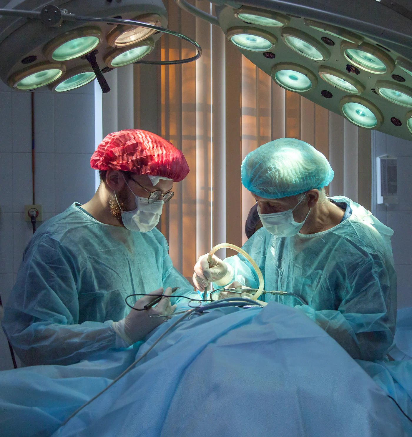 Chirurghi al lavoro in una sala operatoria moderna